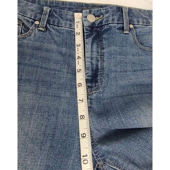 Chicos Jeans Women's 0.5 Short (US 6) Blue Straight Slim Leg Mid Rise Dark Denim - Picture 4 of 10